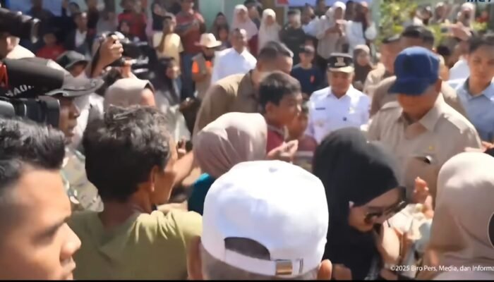 Anak-anak Kayu Pasak, Palembayan, Agam berebut bersalaman dengan Presiden Prabowo