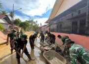 Personil 133/Ys Melaksanakan Karya Bakti Pasca Banjir Banda Gadang