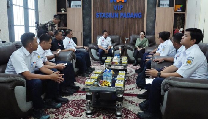 Cepat Tanggap Darurat Bencana Rieke Diah Pitaloka Berikan Apresiasi Terhadap KAI Divre II Sumbar